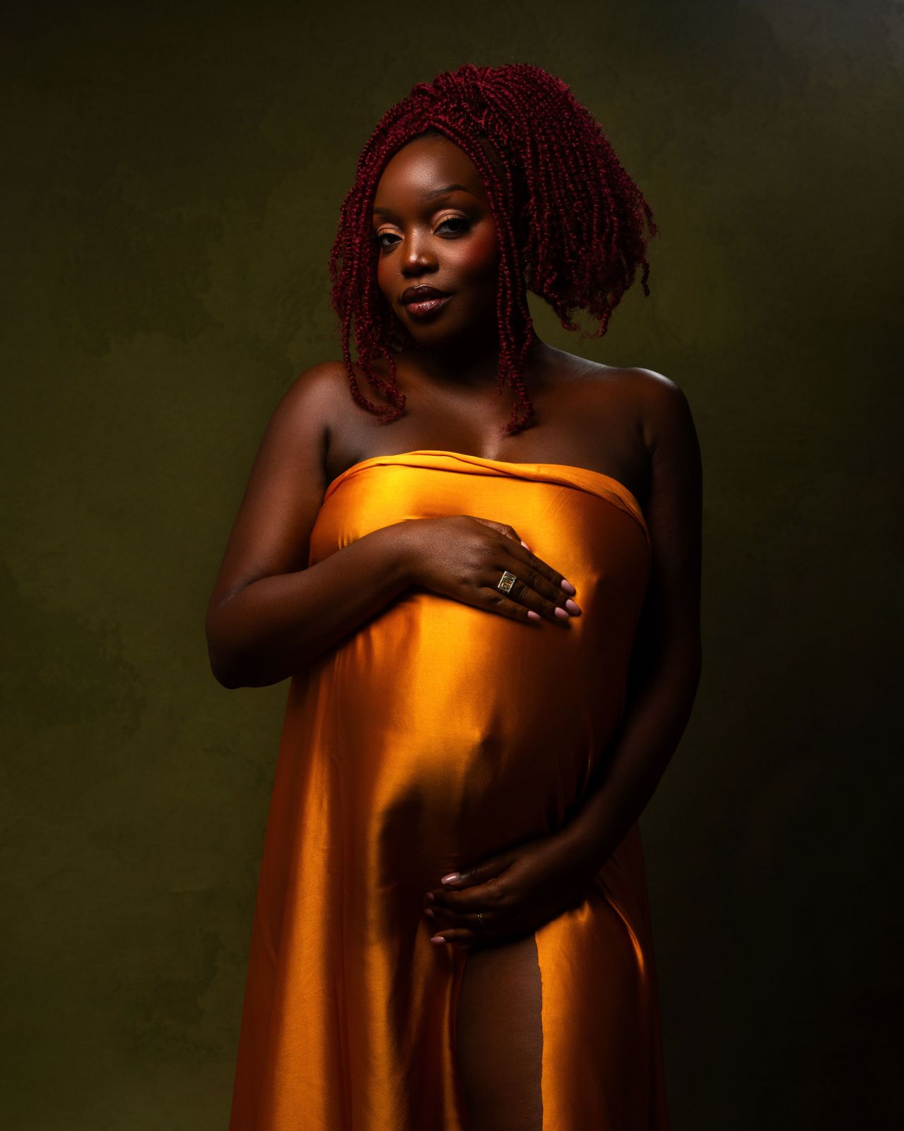 Dossé, maternity portrait in golden silk